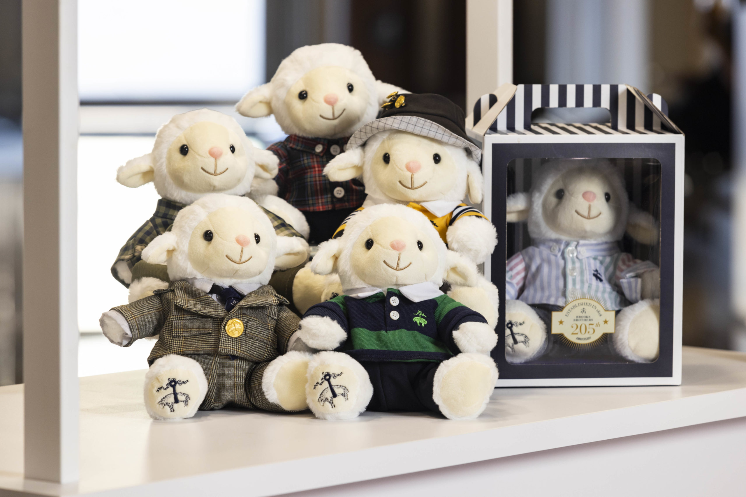 一起來客製你的專屬小羊！Brooks Brothers 歡慶 205 週年推出限量紀念小羊快閃店！