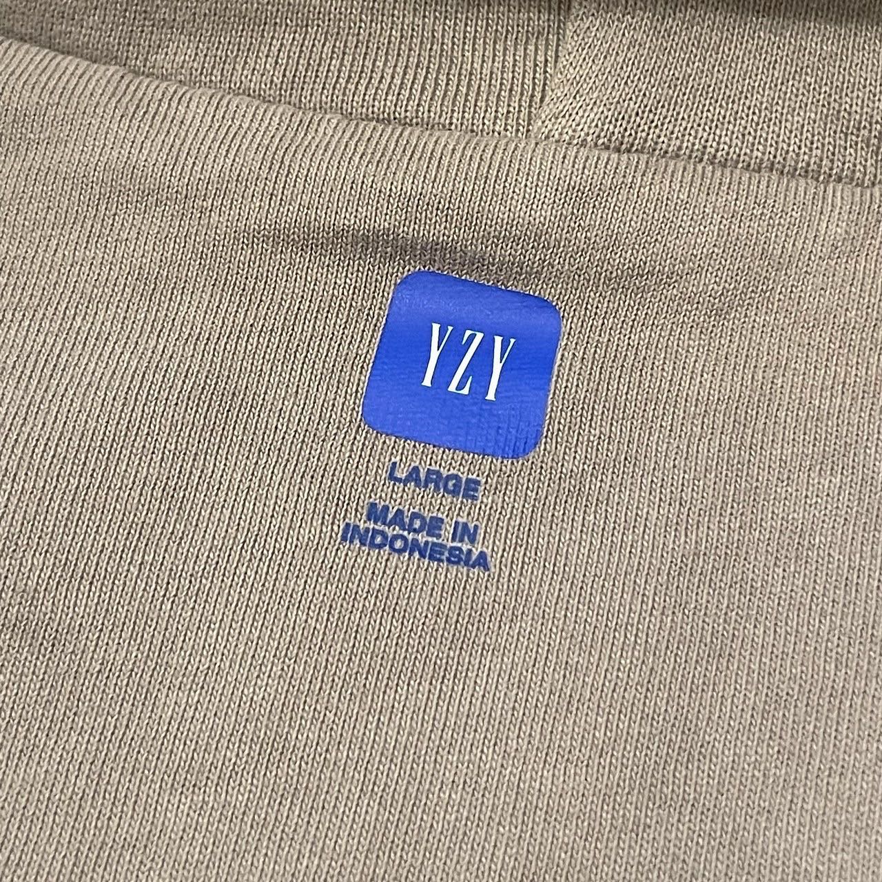 還有機會！潮流店鋪將發售 YEEZY GAP 「未發表」的服飾單品