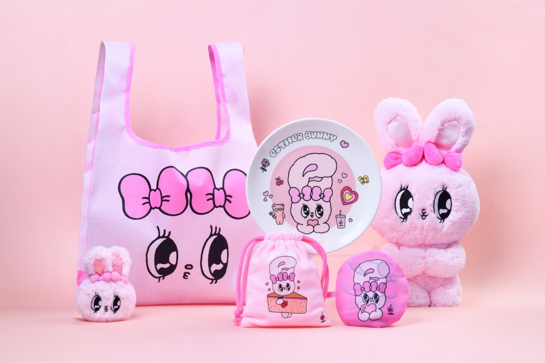 Rosé 也愛不釋手的粉萌爆擊！春上布丁蛋糕「艾絲樂甜心」聯名限定新口味、軟萌周邊