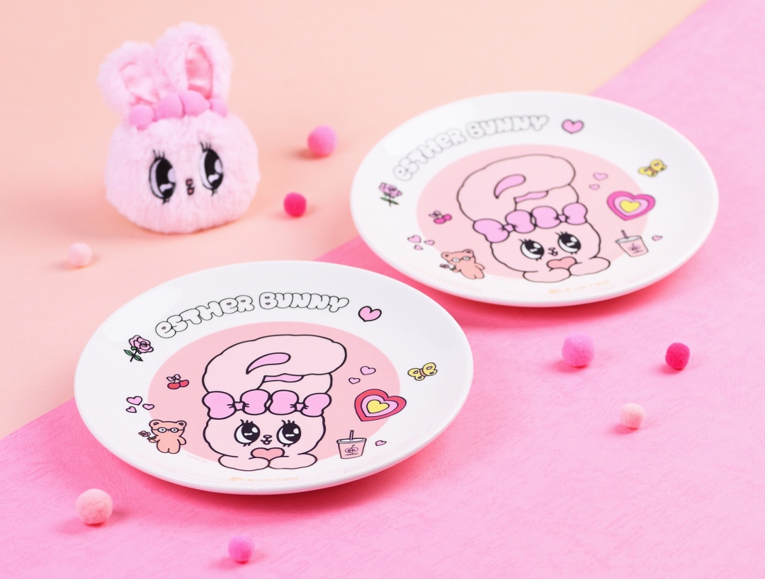 Rosé 也愛不釋手的粉萌爆擊！春上布丁蛋糕「艾絲樂甜心」聯名限定新口味、軟萌周邊