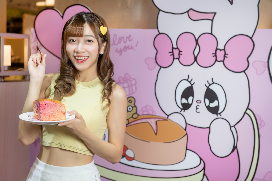 Rosé 也愛不釋手的粉萌爆擊！春上布丁蛋糕「艾絲樂甜心」聯名限定新口味、軟萌周邊