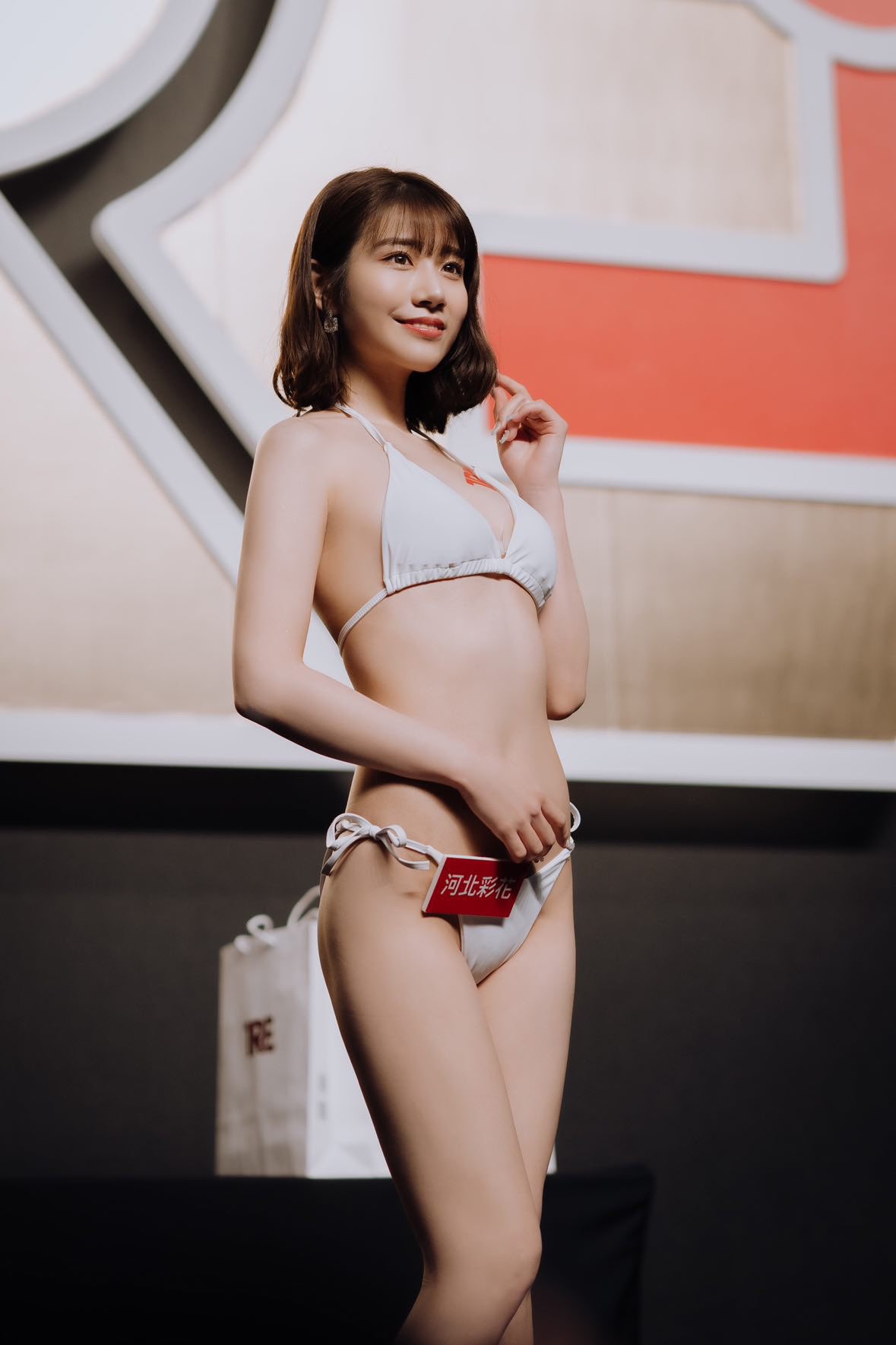 不僅華麗現身，河北彩花  更大方擁抱祝賀得獎者！引發粉絲笑虧：Joeman 失去抱抱，贏了世界又如何？