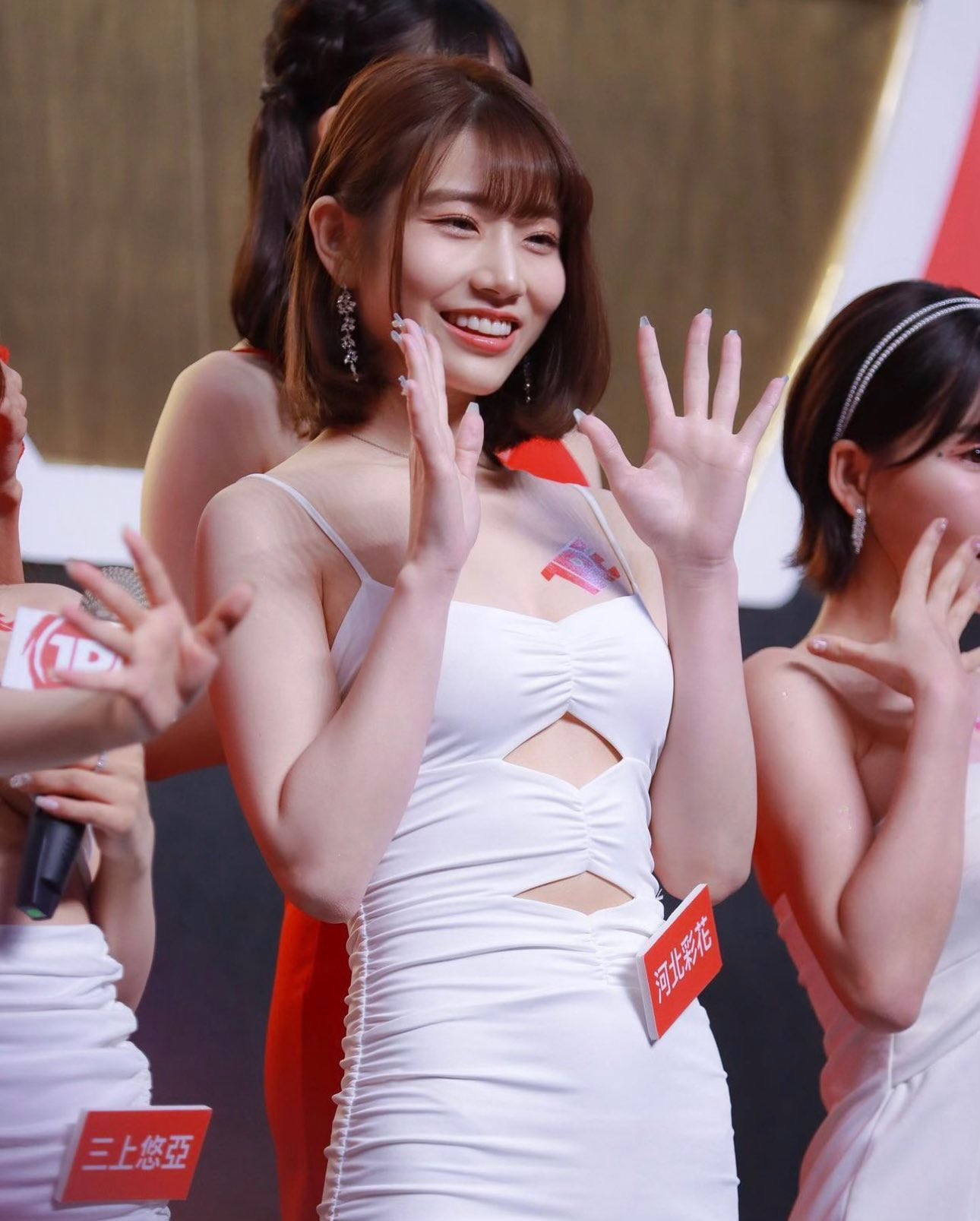 不僅華麗現身，河北彩花  更大方擁抱祝賀得獎者！引發粉絲笑虧：Joeman 失去抱抱，贏了世界又如何？