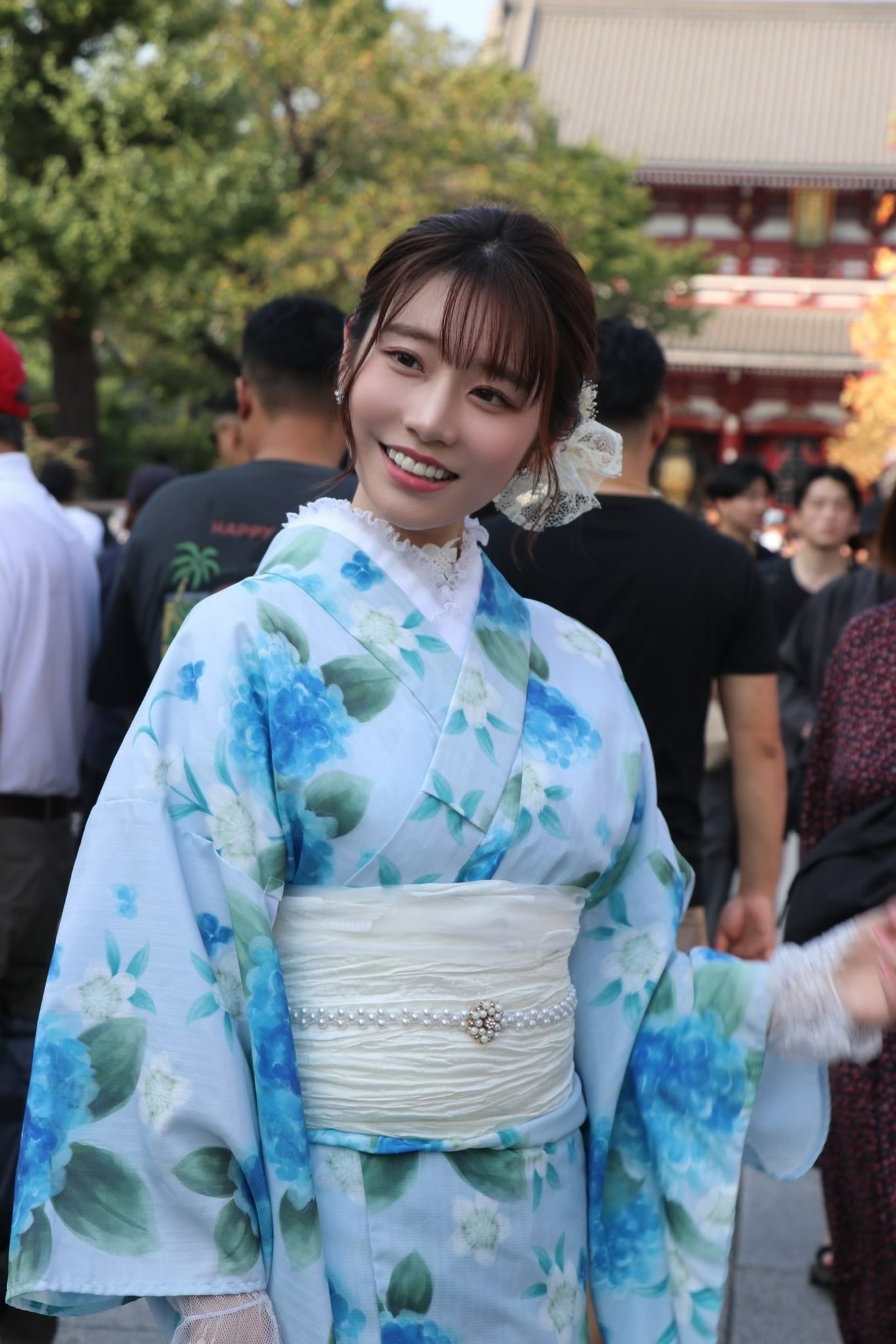 不僅華麗現身，河北彩花  更大方擁抱祝賀得獎者！引發粉絲笑虧：Joeman 失去抱抱，贏了世界又如何？