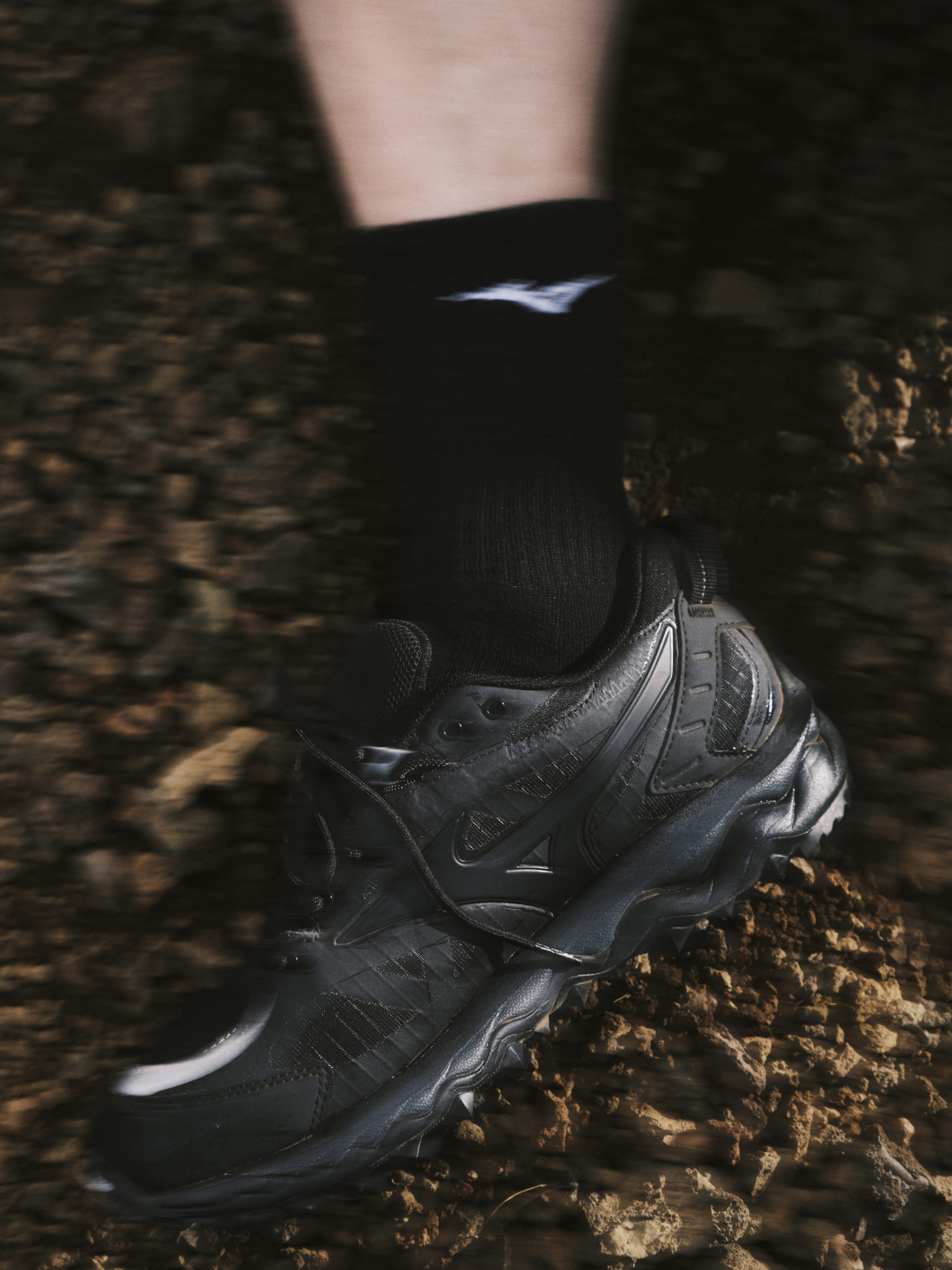 就是這個週末！MIZUNO全新WAVE MUJIN TL GTX 配色以及NOMAD PACK正式登陸，攜手風格選物店鋪揭露越野潮流新風貌