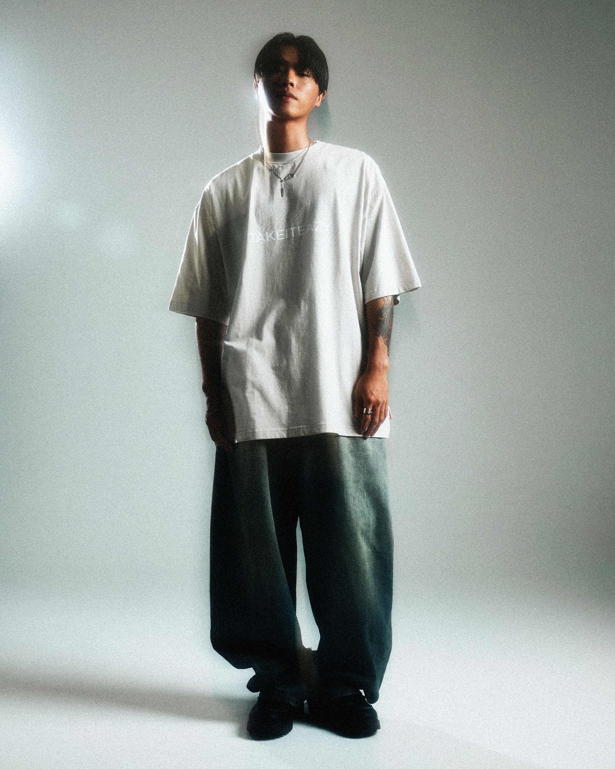 睽違 2 年終於回歸！多棲饒唱歌手 HowZ 全新 EP《Take it eaZy》發布，展示不同以往的嶄新形象！