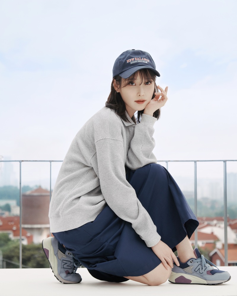 秋天就跟著 IU 穿！New Balance 秋季系列全新登場，莫蘭迪配色增添穿搭質感！