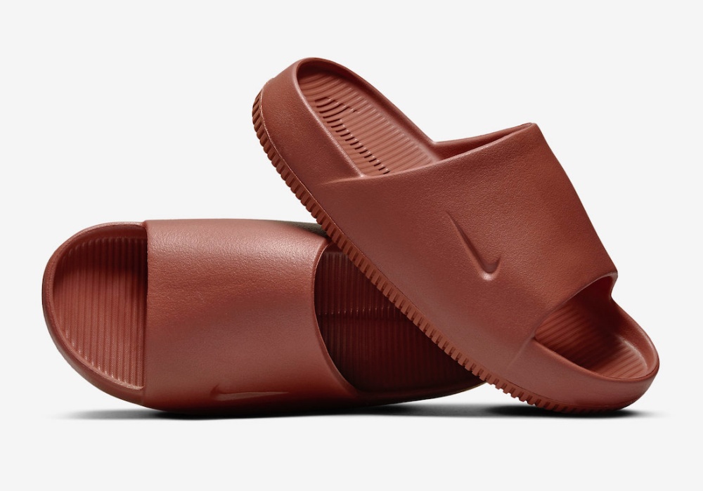 卡其、螢光綠等人氣色系推出！Nike 爆款拖鞋 Calm Slide 秋季配色即將登場