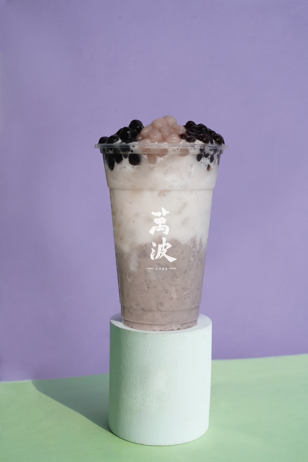 芋頭控衝～萬波「芋頭波霸鮮奶」重磅回歸！全新加碼咀嚼系「芋芋三混圓」濃芋開喝