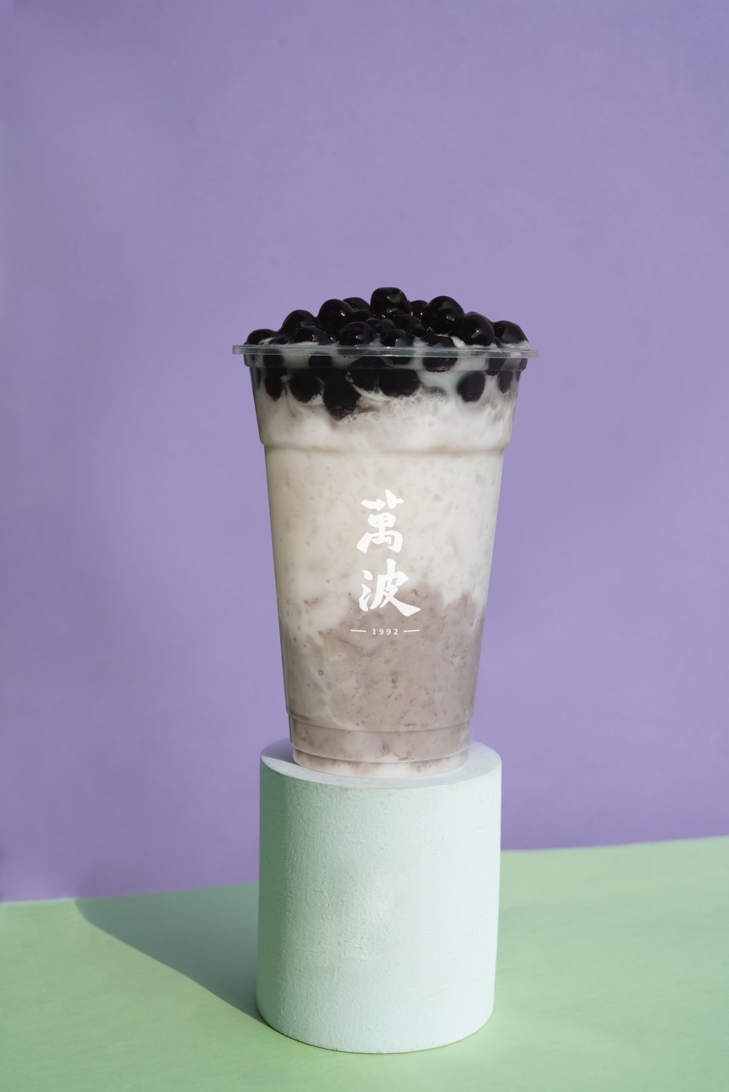 芋頭控衝～萬波「芋頭波霸鮮奶」重磅回歸！全新加碼咀嚼系「芋芋三混圓」濃芋開喝