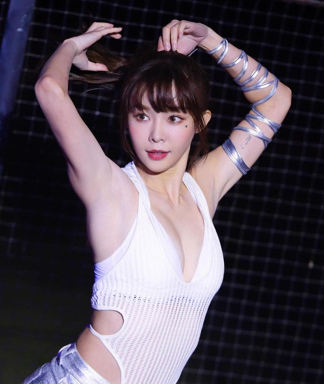 CK 內衣太無敵！啦啦隊女神 Yuri 性感 S 曲線超火辣，完美身材一覽無遺！