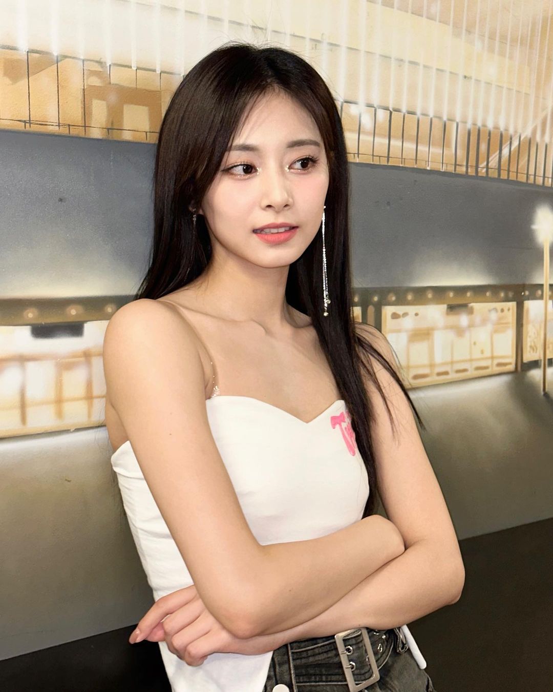 意想不到的友誼！周子瑜同框《魷魚遊戲》「阿里」，網友瞎喊：「我以為他是魯夫！」