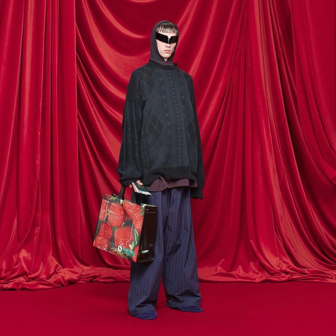 護照夾錢包、高跟鞋手拿包！Balenciaga 2024 春夏大秀除了服裝外，還有這些亮點，你有發現嗎？
