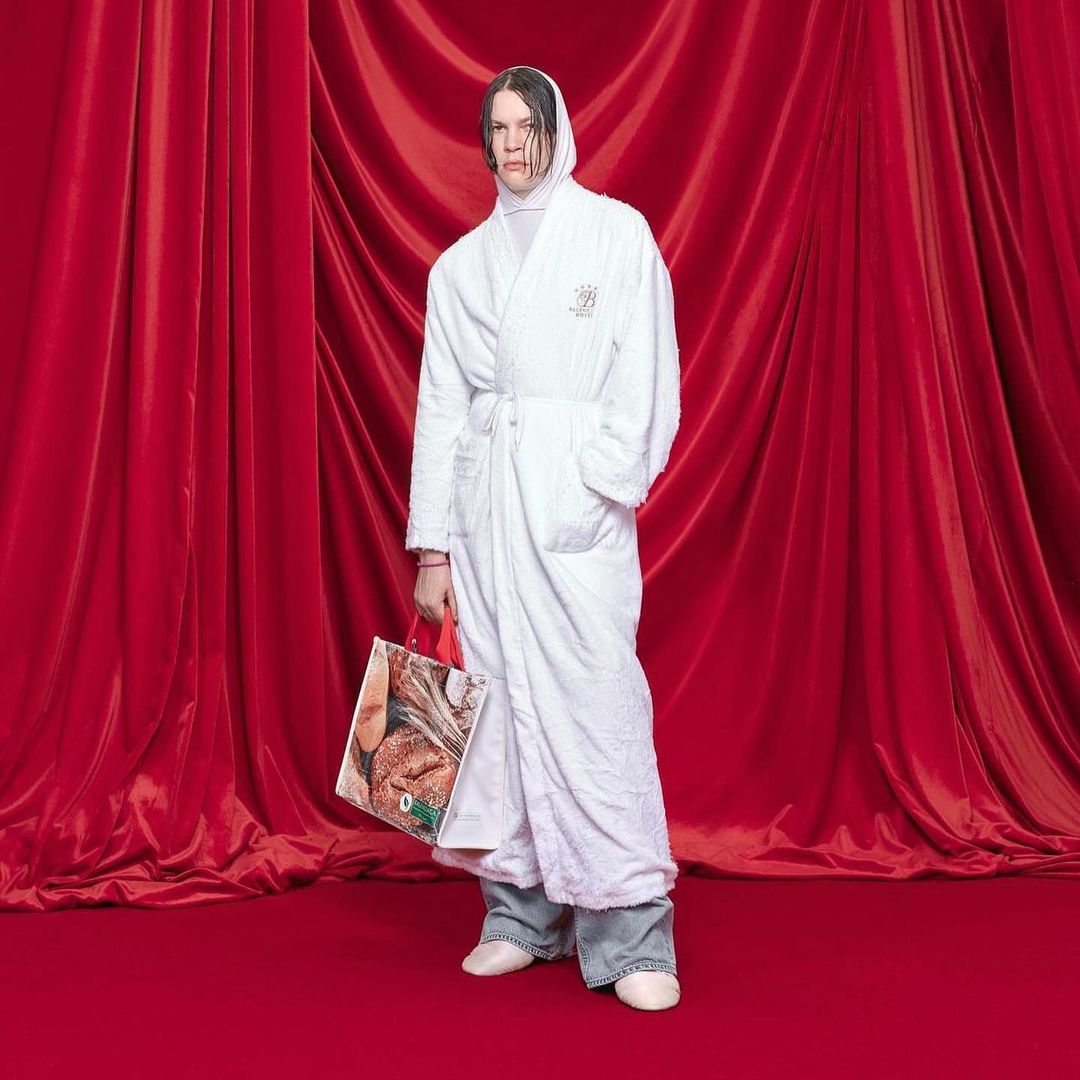 護照夾錢包、高跟鞋手拿包！Balenciaga 2024 春夏大秀除了服裝外，還有這些亮點，你有發現嗎？