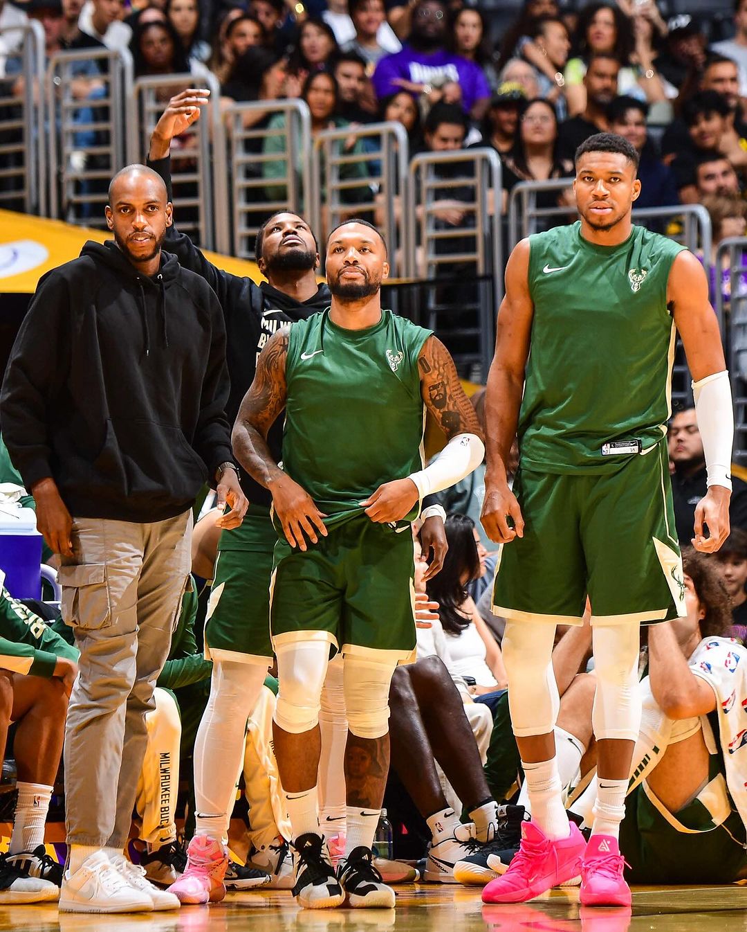 太狠了！字母哥賞前隊友 Wood 超大火鍋還發文標記對方，網：傷害不大，侮辱性極強 XD