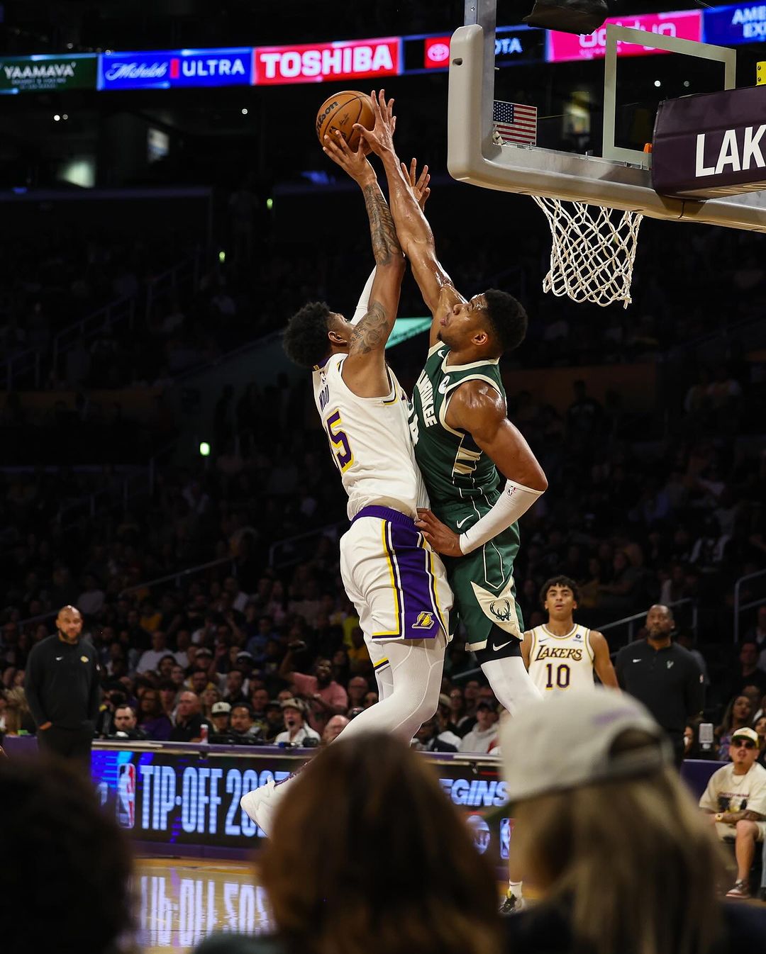 太狠了！字母哥賞前隊友 Wood 超大火鍋還發文標記對方，網：傷害不大，侮辱性極強 XD