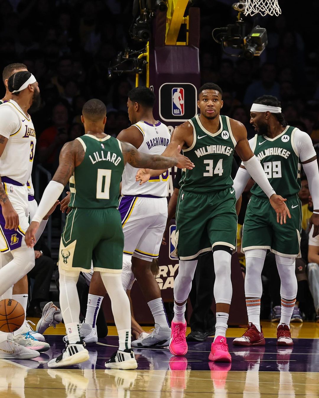 太狠了！字母哥賞前隊友 Wood 超大火鍋還發文標記對方，網：傷害不大，侮辱性極強 XD