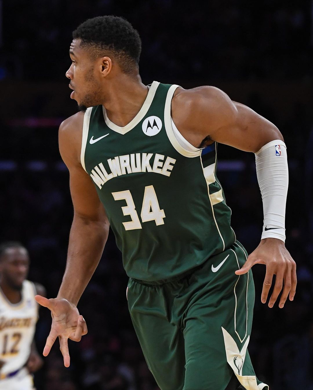 太狠了！字母哥賞前隊友 Wood 超大火鍋還發文標記對方，網：傷害不大，侮辱性極強 XD