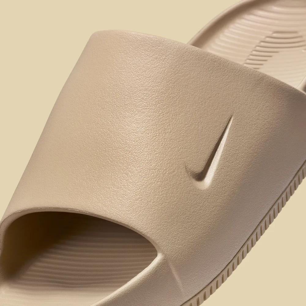 卡其、螢光綠等人氣色系推出！Nike 爆款拖鞋 Calm Slide 秋季配色即將登場