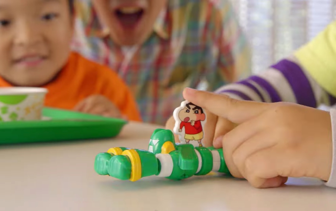 野原新之助大鬧麥當當！麥當勞兒童餐推《蠟筆小新》系列玩具組  網友：可愛又搞怪、我要收全套！