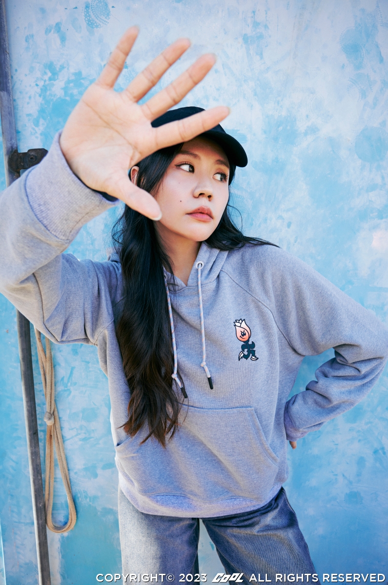 2023秋冬穿搭關鍵字「UA ROSE」！ 讓穿搭KOL 寶妮 與 Wesily 一次給你三套穿搭公式， 用玫瑰穿出率性風格！