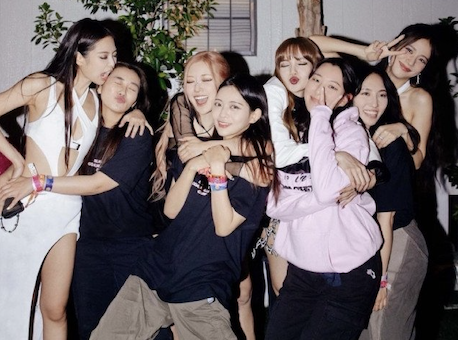 不輸偶像的高顏值！疑似 BLACKPINK Rosé 超美經紀人曝光！網驚：可以原地出道吧！