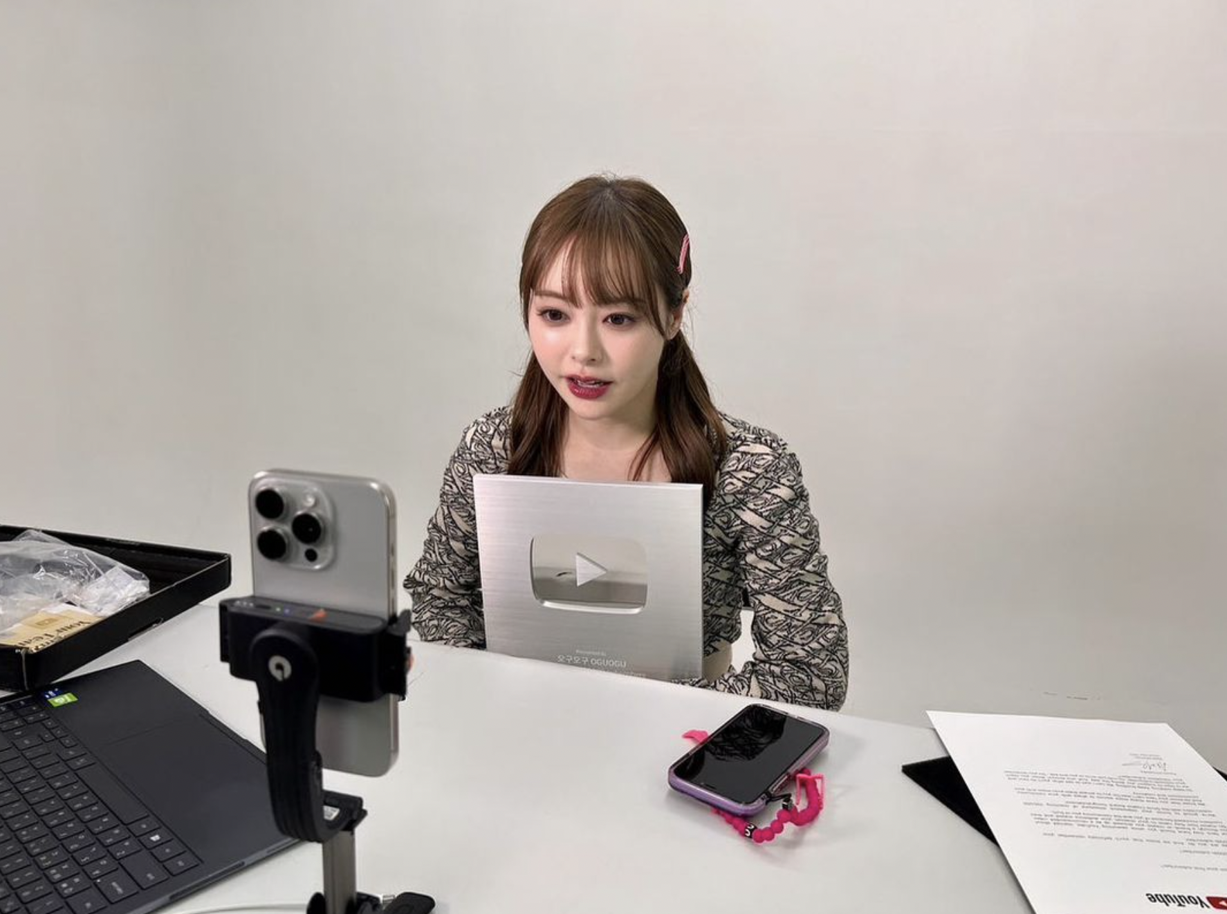 人氣無法擋！知名女優「小倉由菜」僅用一年時間，便拿下 YouTube「十萬追蹤」獎牌