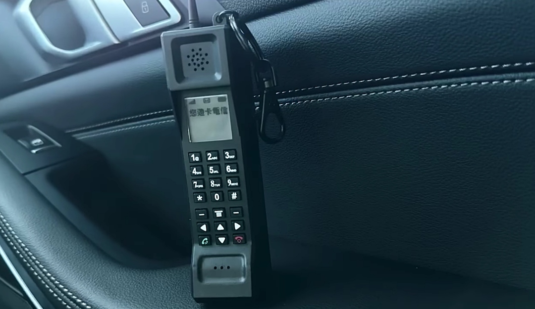 80 年代手機始祖「黑金剛大哥大」變身造型悠遊卡！網友笑問「一樣可以防身嗎？」