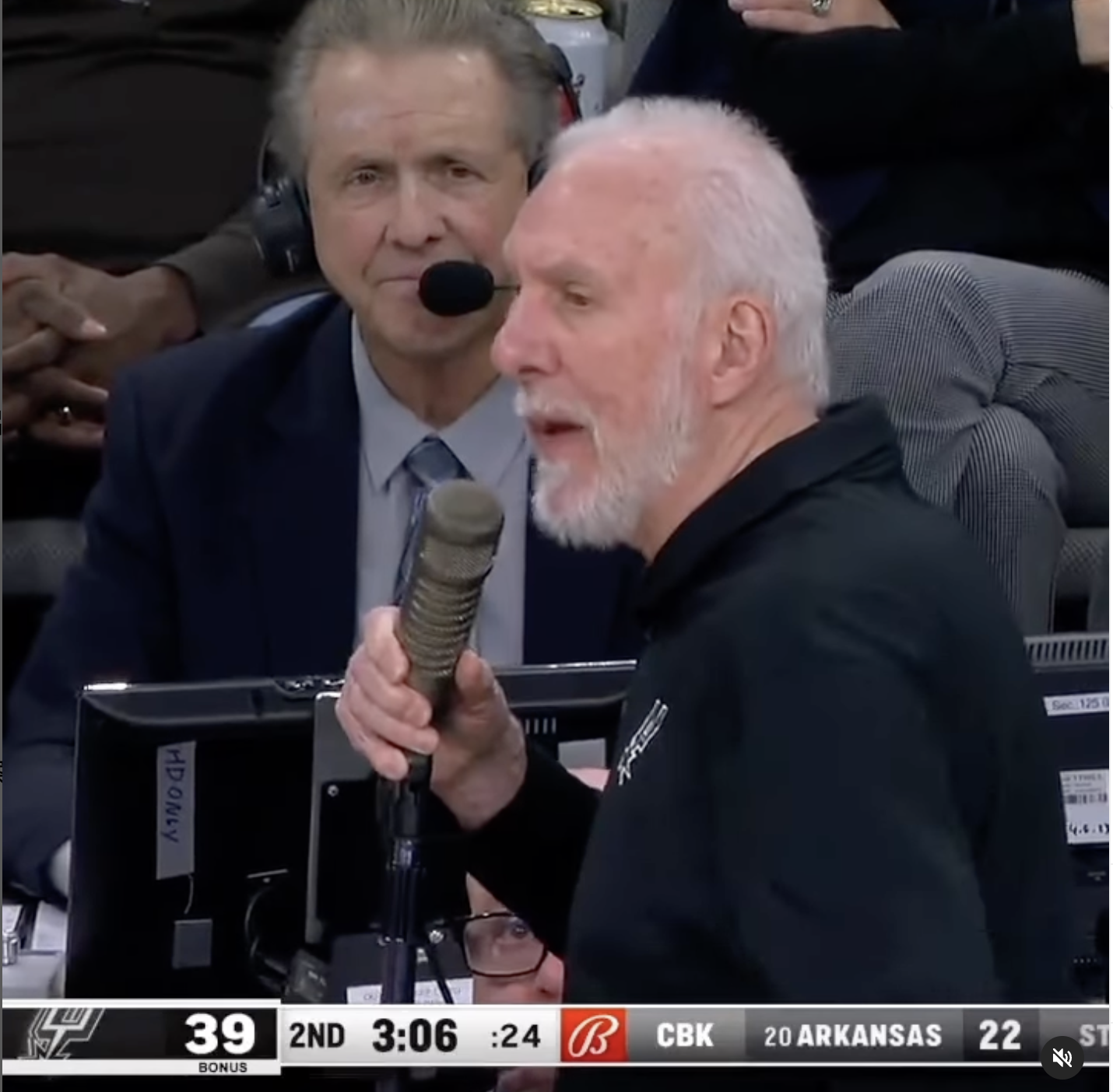 有情有義是我波波！Kawhi Leonard 被馬刺球迷噓聲伺候，Pop 拿麥克風制止：「我們不是這樣的人！」