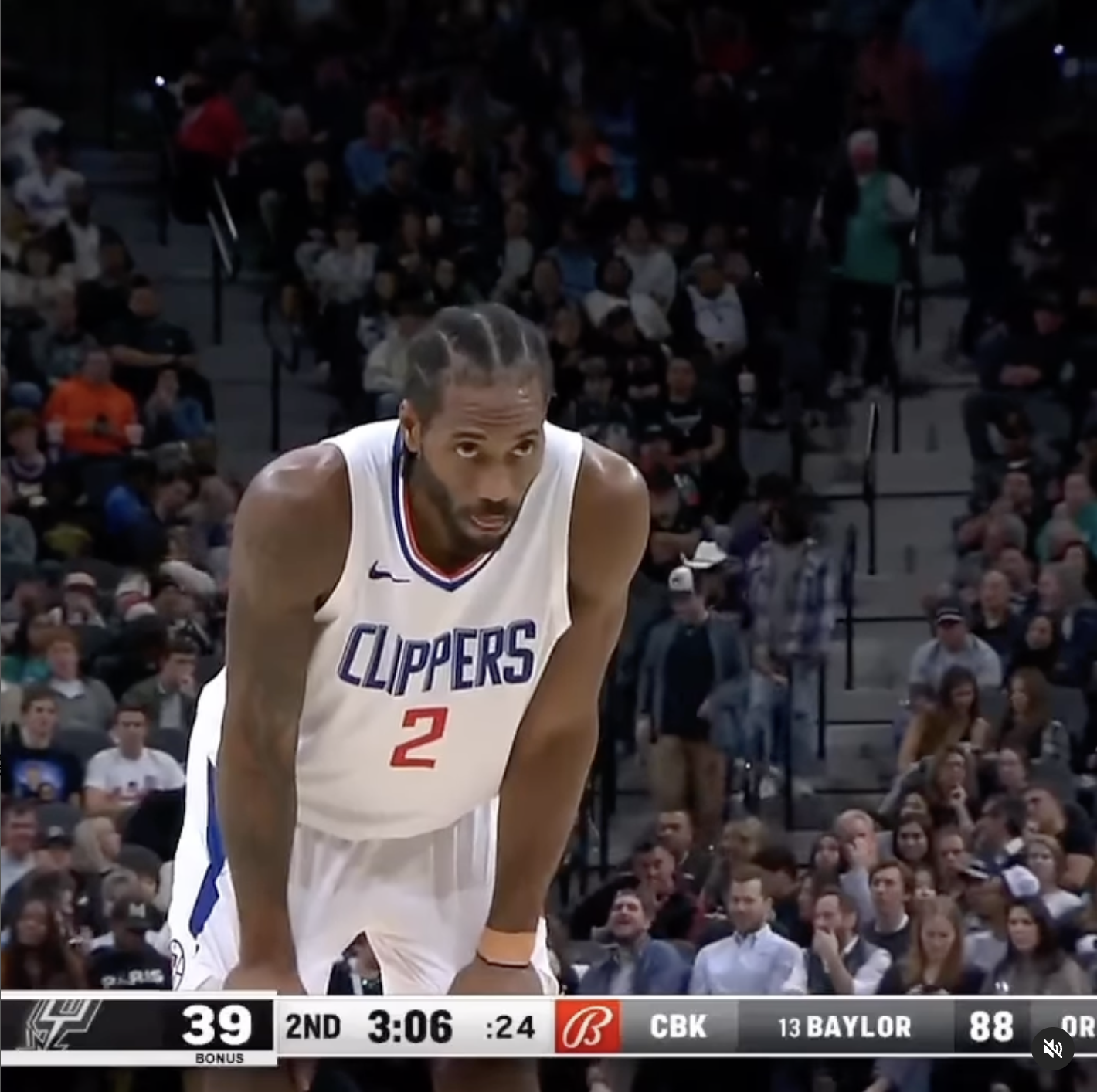 有情有義是我波波！Kawhi Leonard 被馬刺球迷噓聲伺候，Pop 拿麥克風制止：「我們不是這樣的人！」