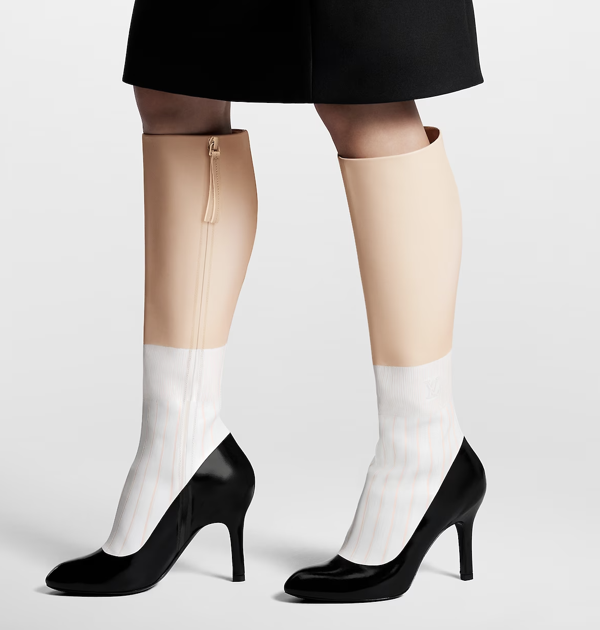 就問你會怎麼搭？Louis Vuitton 推出要價近 10 萬的錯視靴！