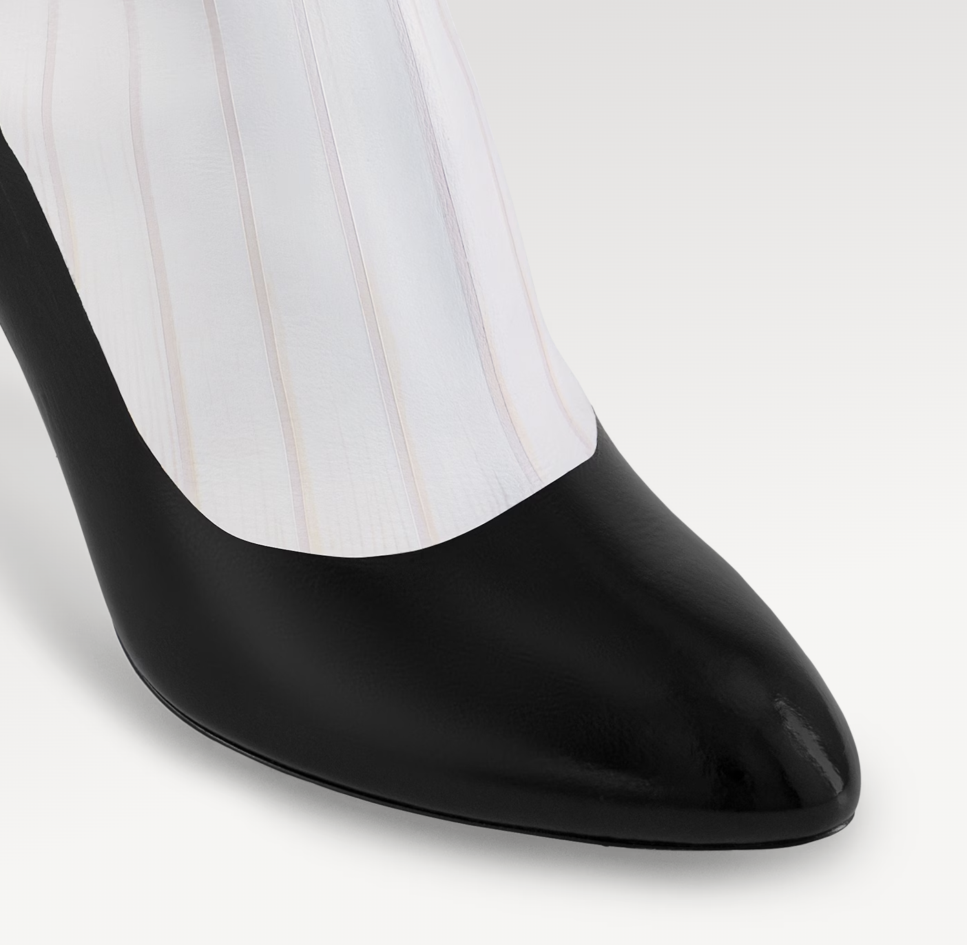 就問你會怎麼搭？Louis Vuitton 推出要價近 10 萬的錯視靴！