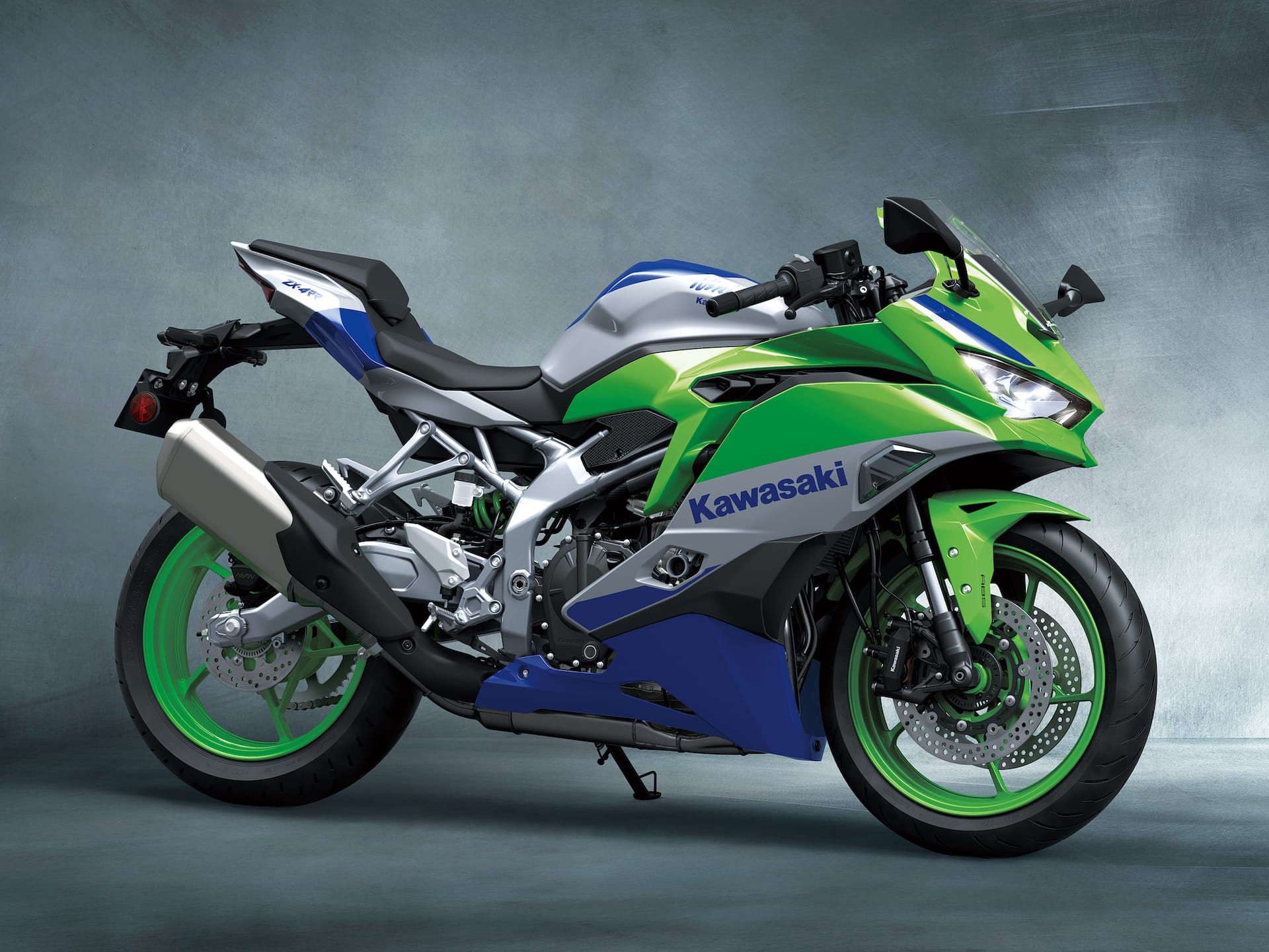 Kawasaki 推出Ninja 40 周年紀念款卻與知名超商撞色！網：「山道猴 