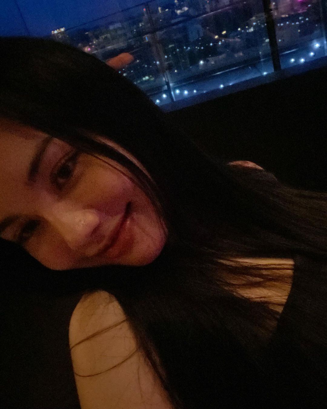 不敢相信！黑嘉嘉親姊超級辣　緊身透膚裝遊日本　粉絲狂喊「今天圓滿了」