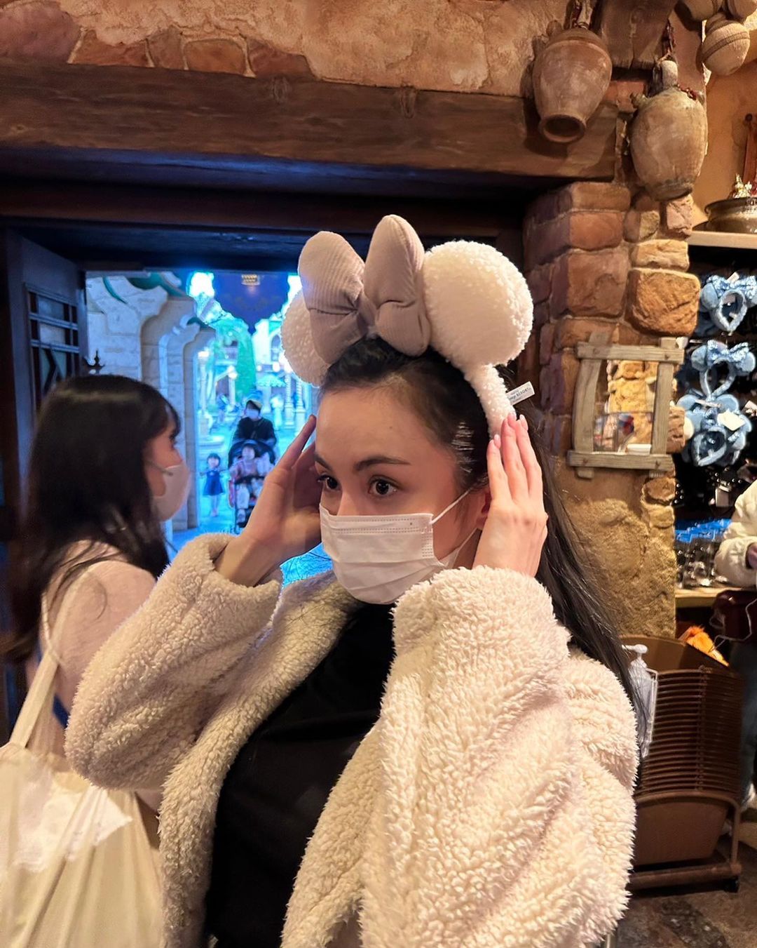 不敢相信！黑嘉嘉親姊超級辣　緊身透膚裝遊日本　粉絲狂喊「今天圓滿了」