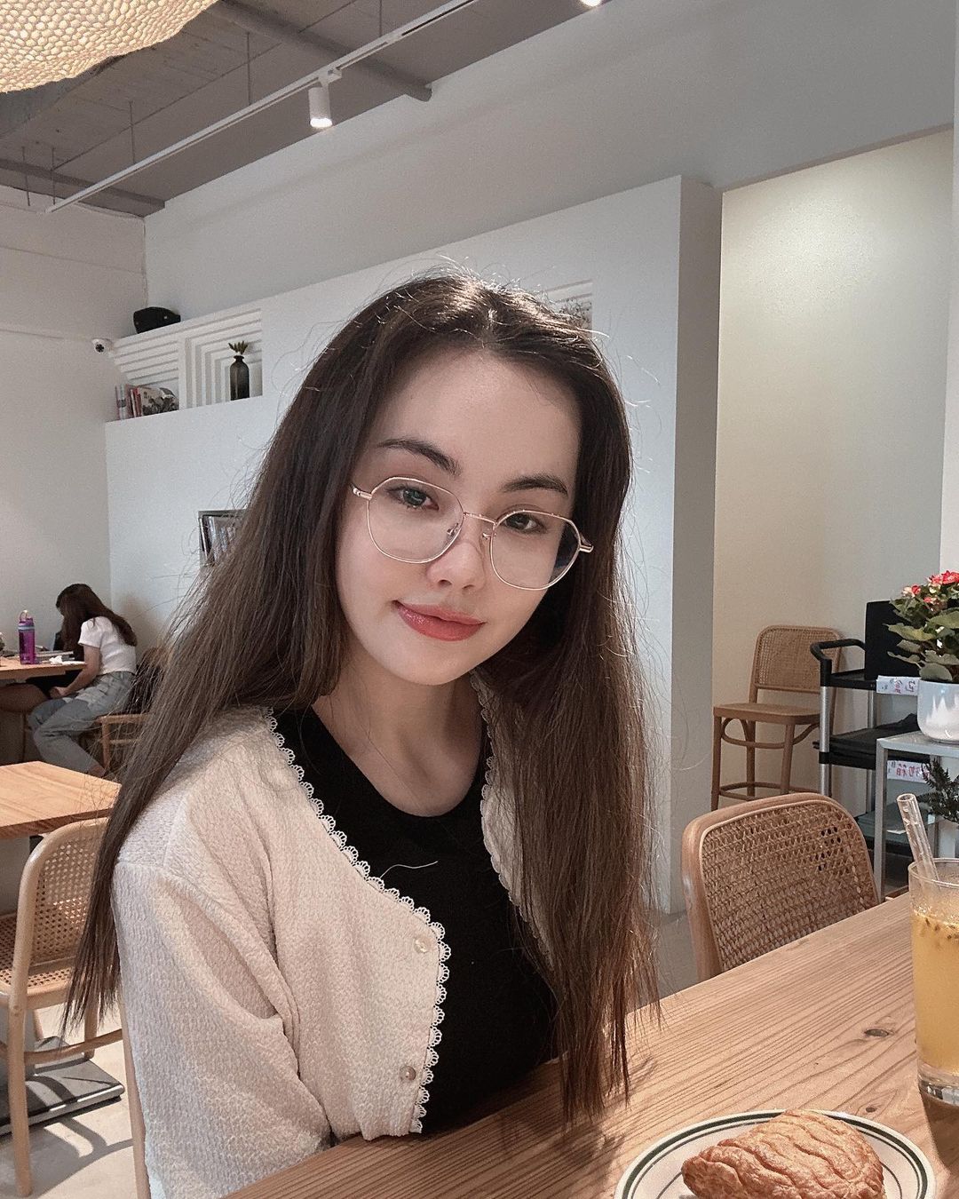 不敢相信！黑嘉嘉親姊超級辣　緊身透膚裝遊日本　粉絲狂喊「今天圓滿了」