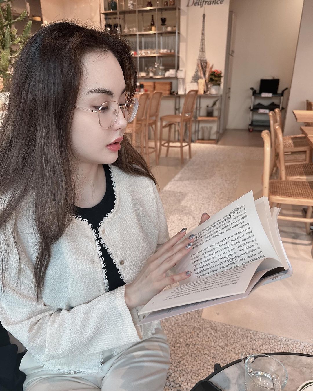 不敢相信！黑嘉嘉親姊超級辣　緊身透膚裝遊日本　粉絲狂喊「今天圓滿了」