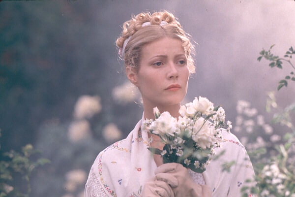 「小辣椒」成驚喜彩蛋！葛妮絲派特洛聖誕廣告重現經典， 25 年前奧斯卡影后造型令人驚豔！