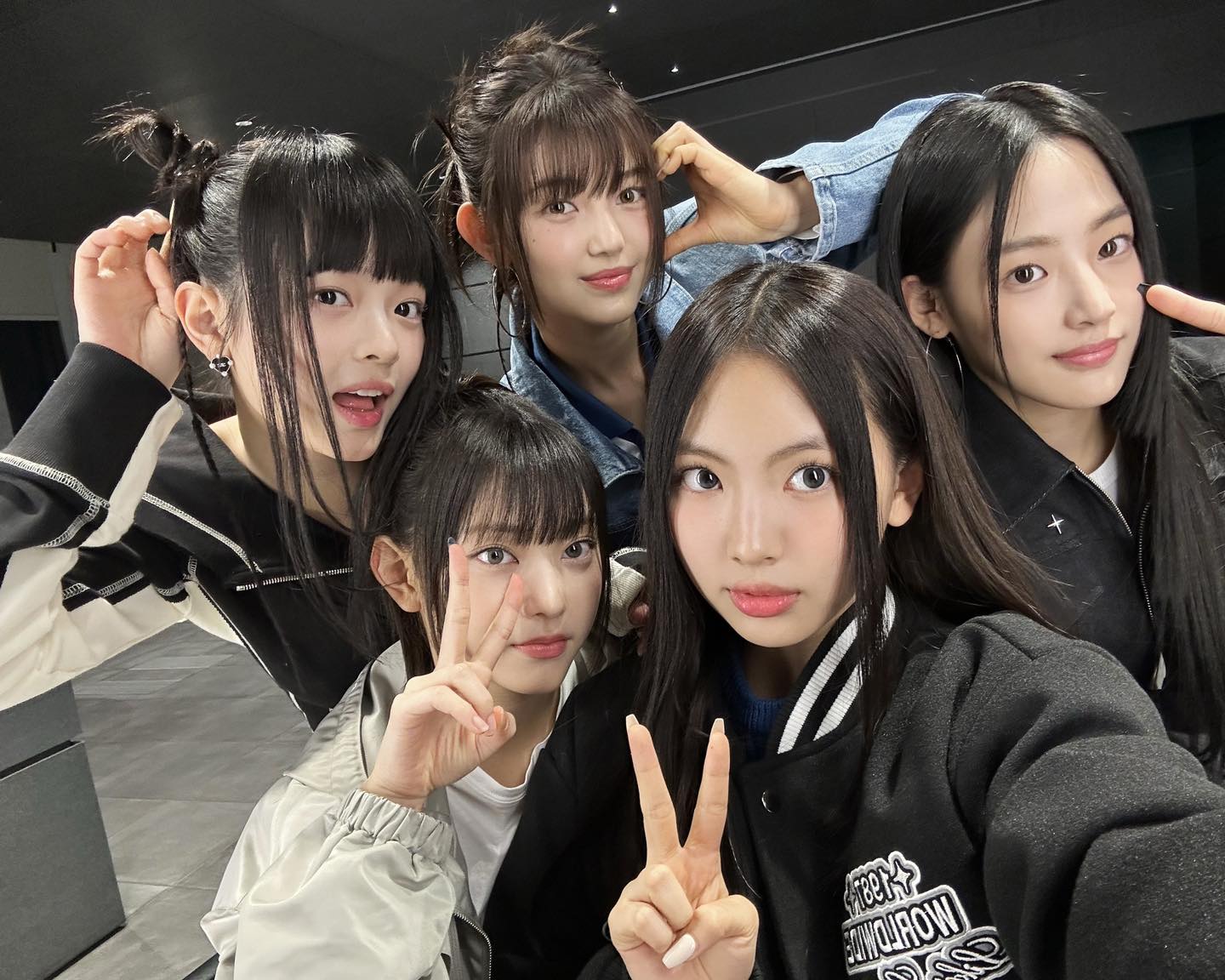 Keria 美夢成真！ NewJeans 與《英雄聯盟》冠軍賽隊伍合照　他 1 動作看得出是真粉　