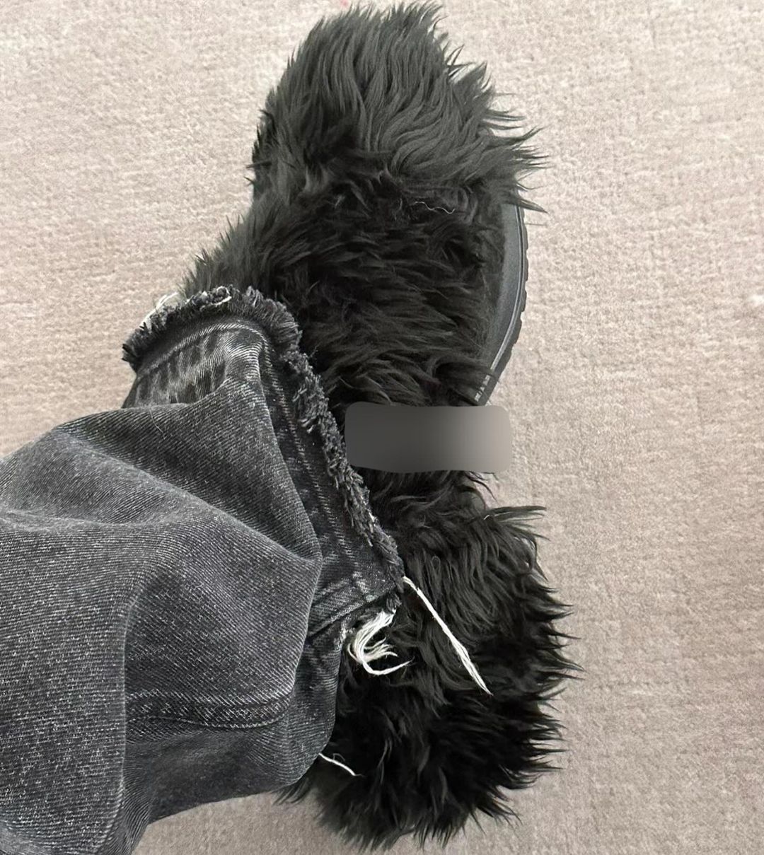 BALENCIAGA 與 Crocs 又搞事？疑似全新 「毛毛拖鞋」曝光，今年冬天缺它不可了！