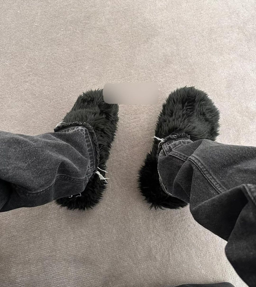 BALENCIAGA 與 Crocs 又搞事？疑似全新 「毛毛拖鞋」曝光，今年冬天缺它不可了！