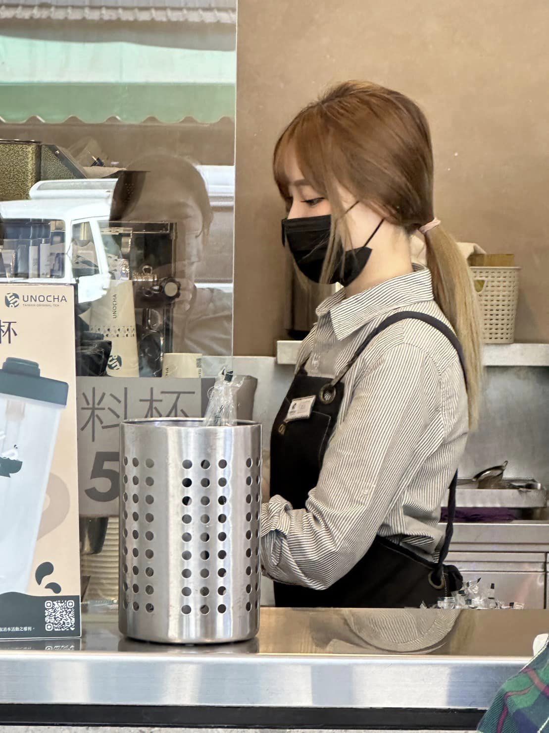 高雄全糖正妹店員爆紅！清秀大眼電暈 1.9 萬網友直呼「戀愛了」當地里長爆：那一排都有正妹