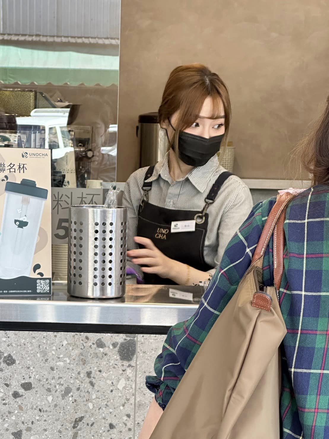 高雄全糖正妹店員爆紅！清秀大眼電暈 1.9 萬網友直呼「戀愛了」當地里長爆：那一排都有正妹