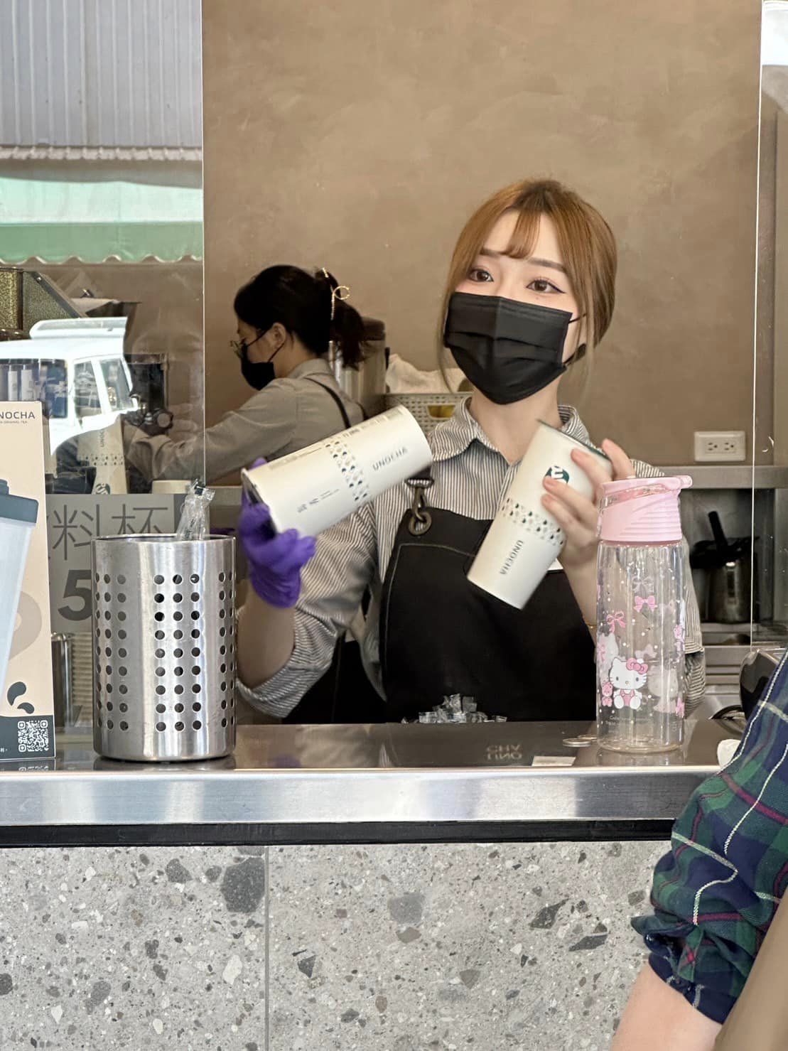 高雄全糖正妹店員爆紅！清秀大眼電暈 1.9 萬網友直呼「戀愛了」當地里長爆：那一排都有正妹