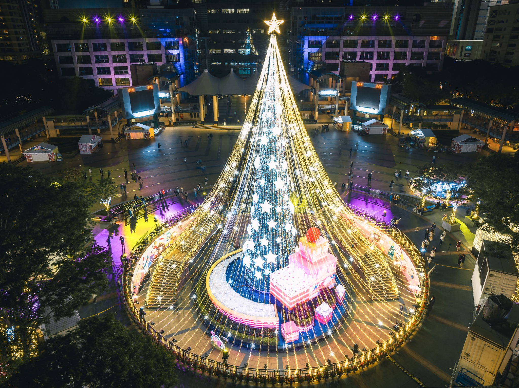 COOL潮遊｜2023全台聖誕樹收集中！絕美銀白聖誕浪漫唯美、全台第一顆 LV 聖誕樹必打卡（持續更新）