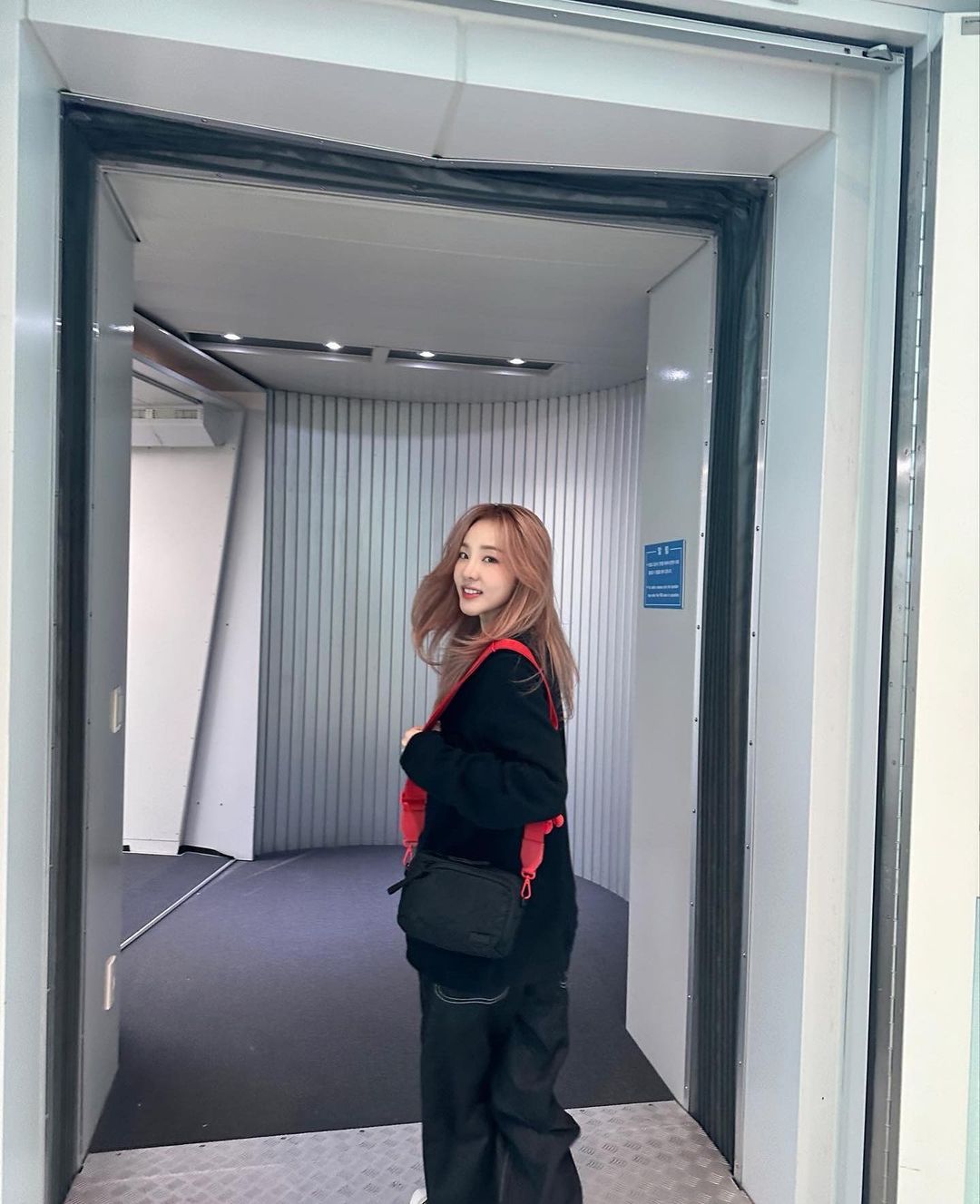 這 39 歲你敢信？前 2NE1 成員 Dara 仙氣炸裂正式抵台：各位明天見！