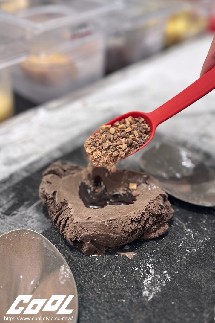 酷聖石 COLD STONE 邀冰友提前迎耶誕！全新濃黑巧、太妃糖甜點系冰淇淋，加碼雙 11 連續六天「買一送一」