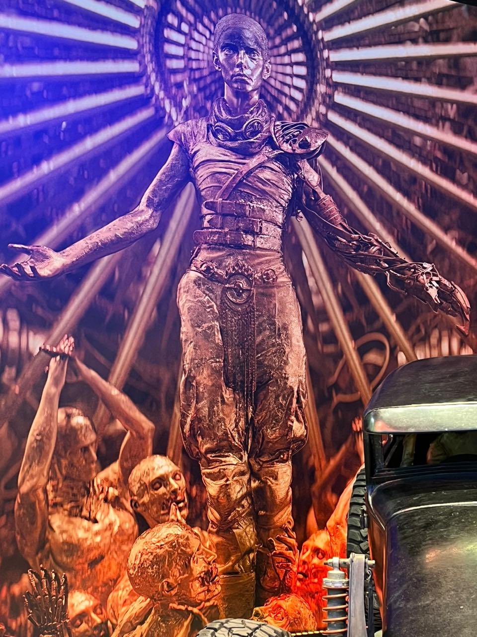 安雅平頭造型曝光！「瘋狂麥斯」前傳《芙莉歐莎》首度公開角色定裝照！