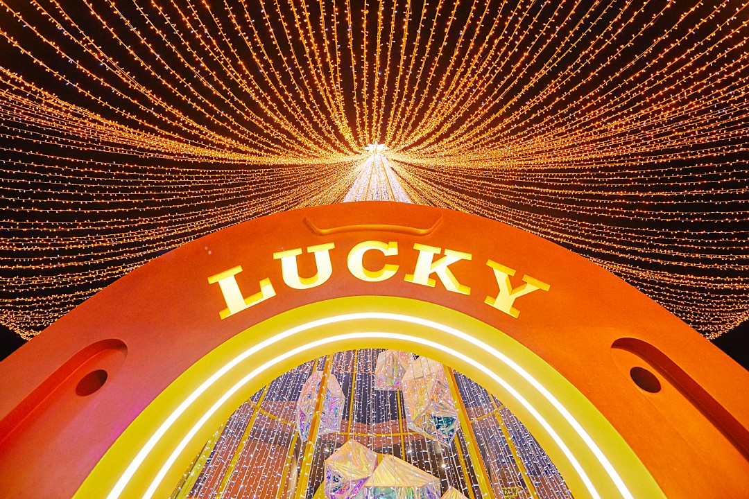 華泰名品城「 幸運聖誕村」飄雪了！3 大打卡點好拍＋41 攤聖誕市集好逛＋2 折起 OUTLET 好買