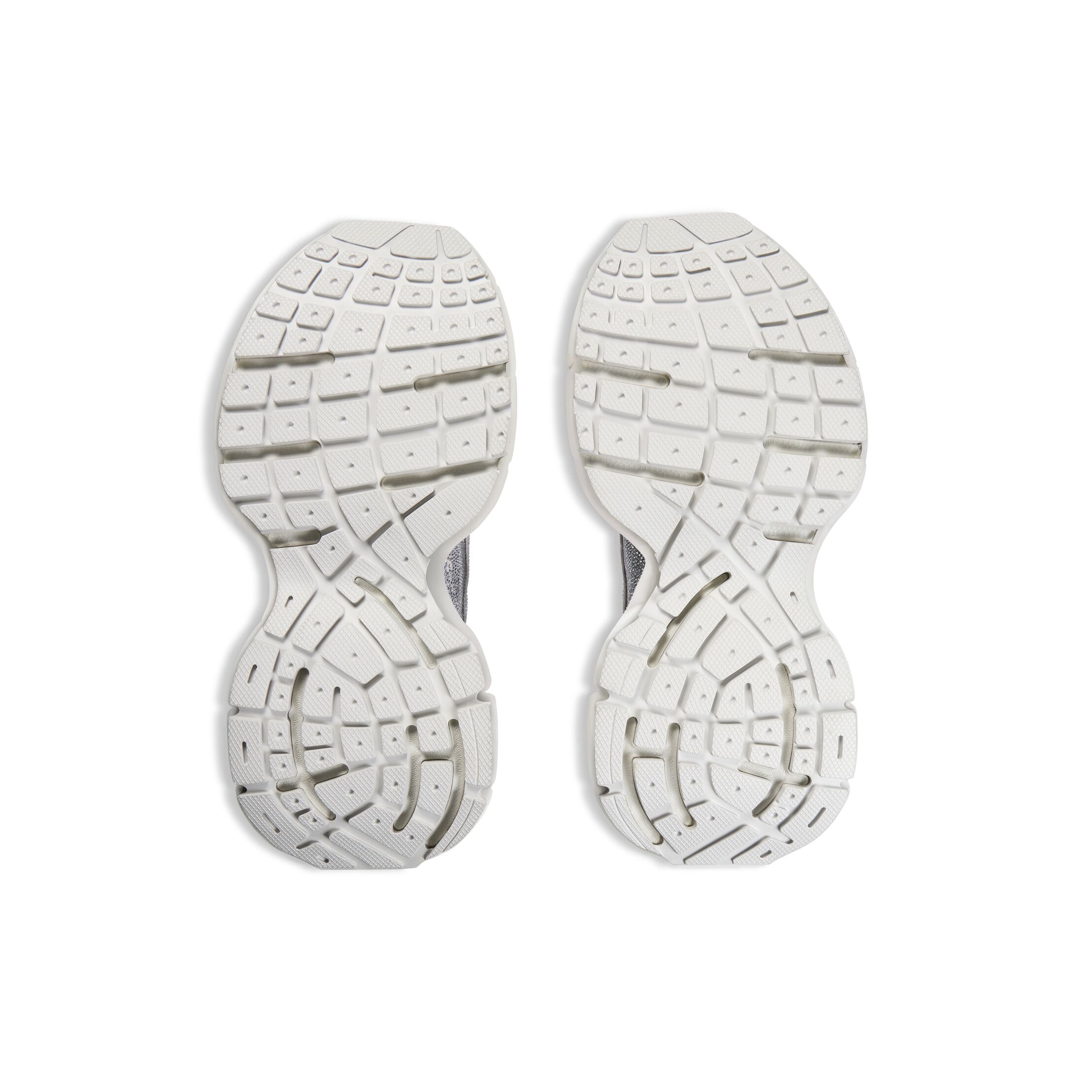 快艾特身邊的土豪！Balenciaga 推出奢華版 3XL 運動鞋，超浮誇水鑽直接鋪滿整雙鞋！